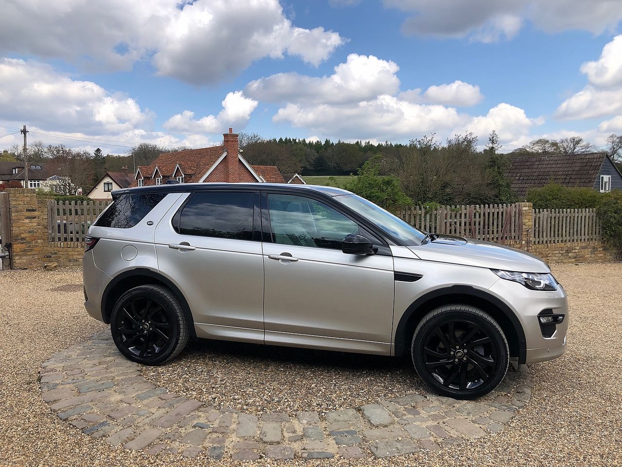 2017 LAND ROVER Discovery Sport HSE Dynamic Lux TD4 180PS Auto 4WD - Picture 3 of 17